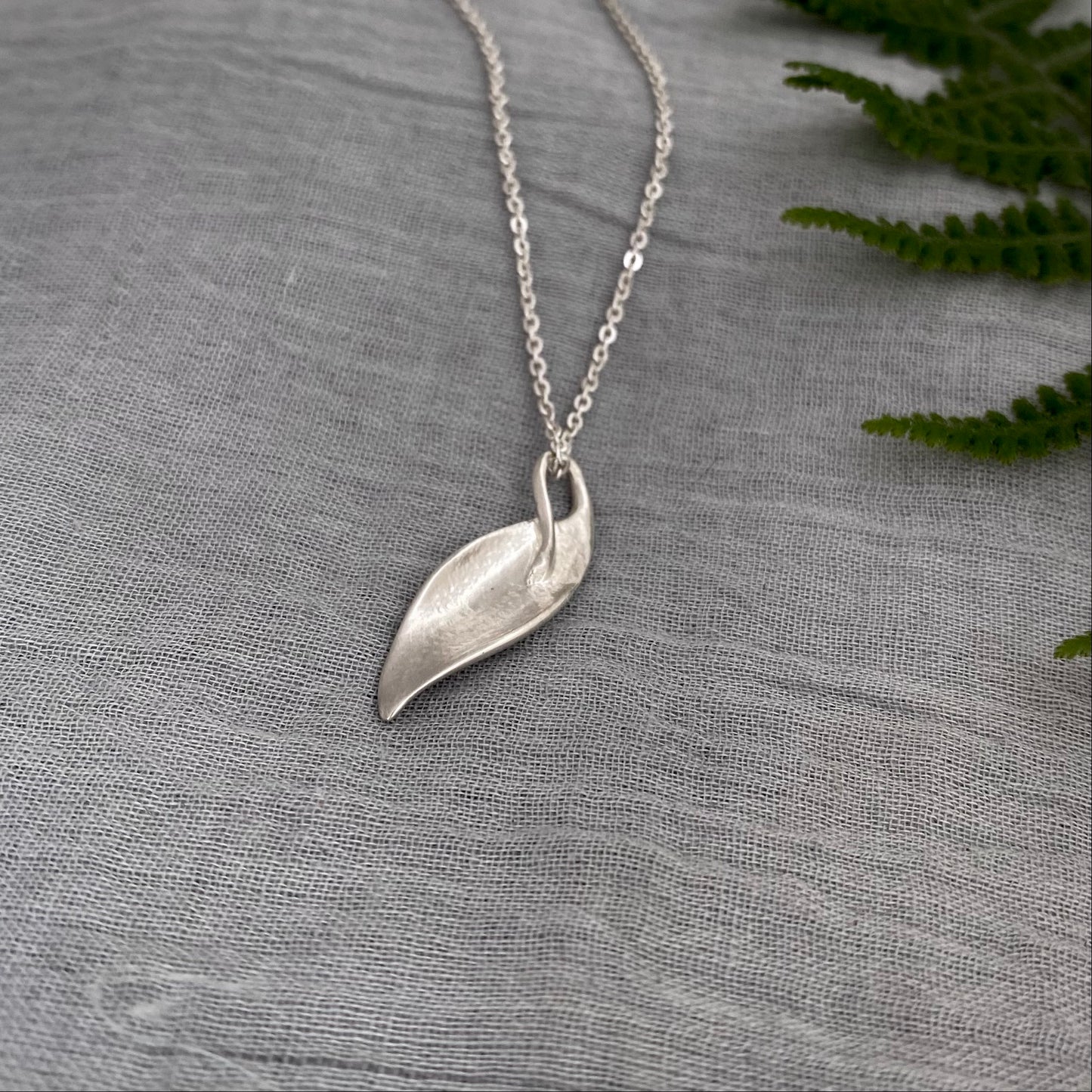 Sterling silver elegant leaf pendant necklace