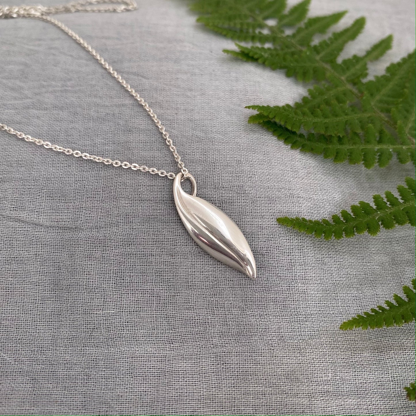 Sterling silver elegant leaf pendant necklace