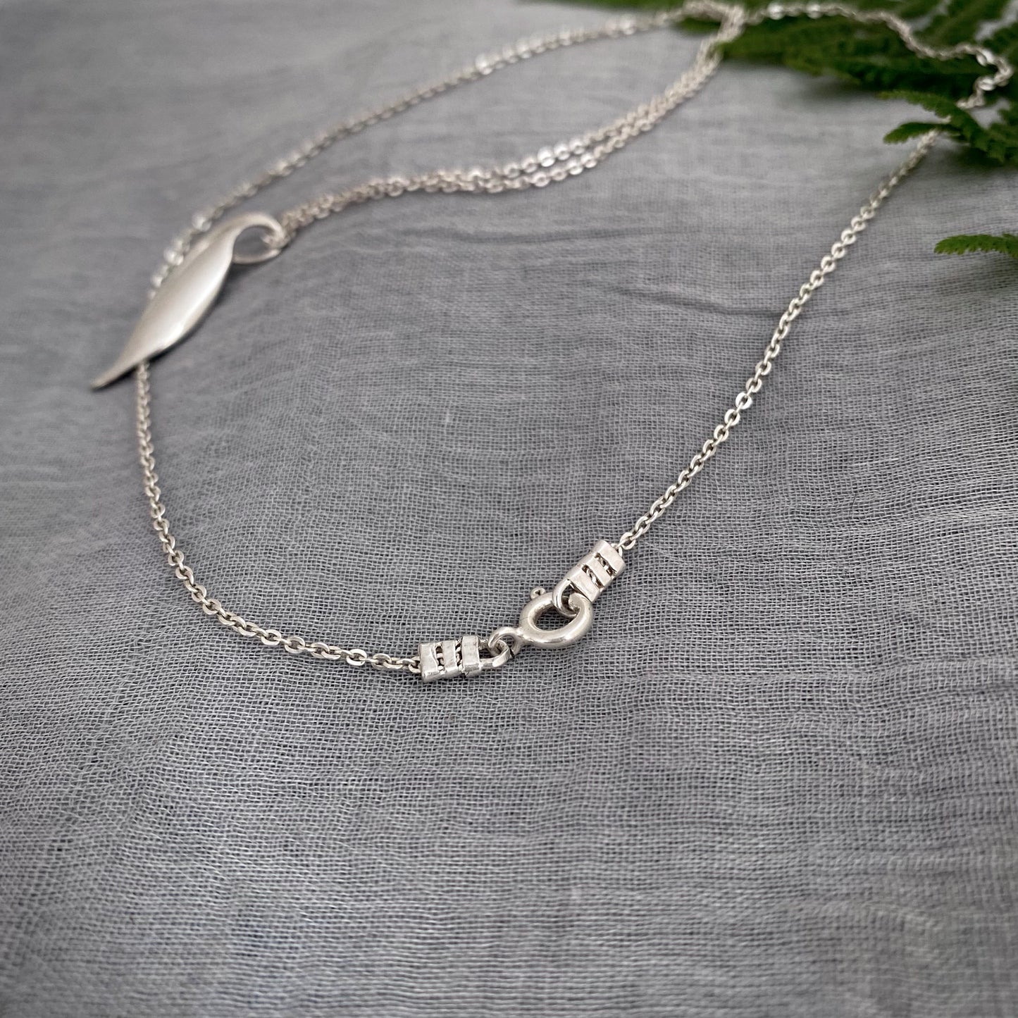 Sterling silver elegant leaf pendant necklace