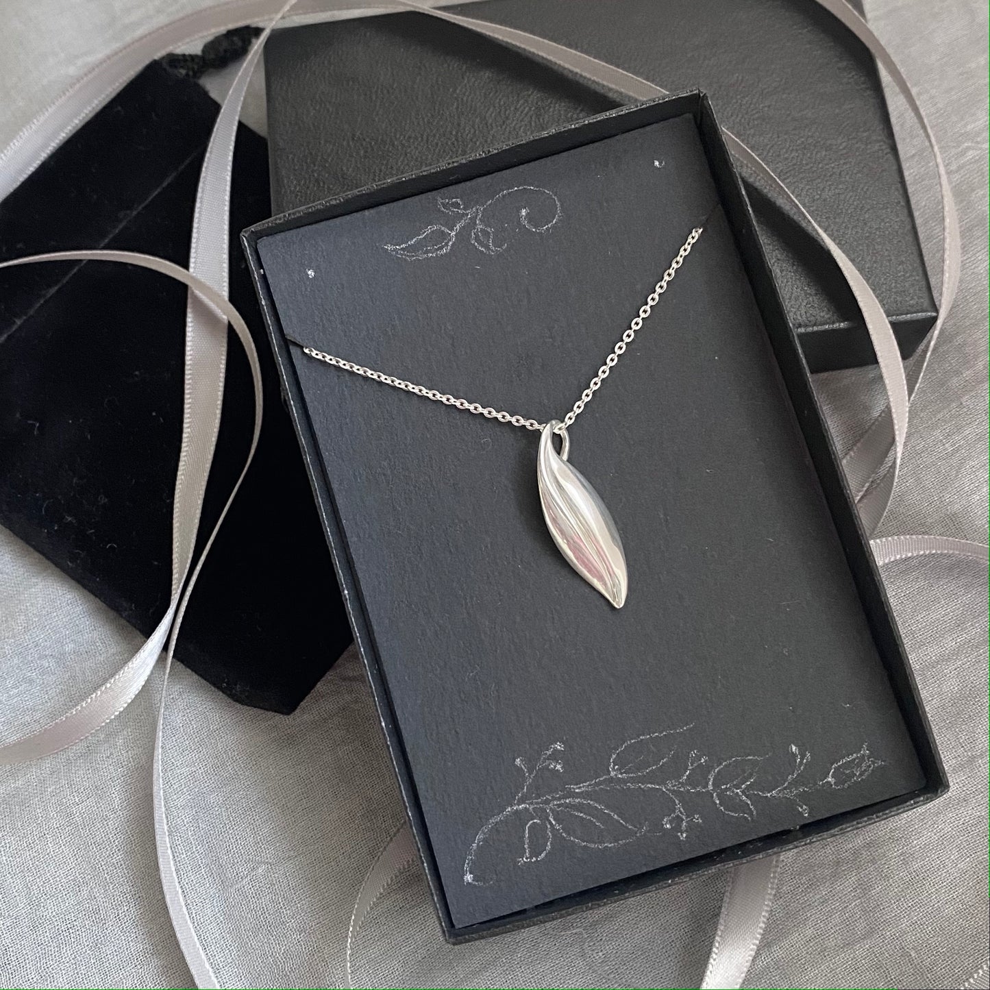 Sterling silver elegant leaf pendant necklace