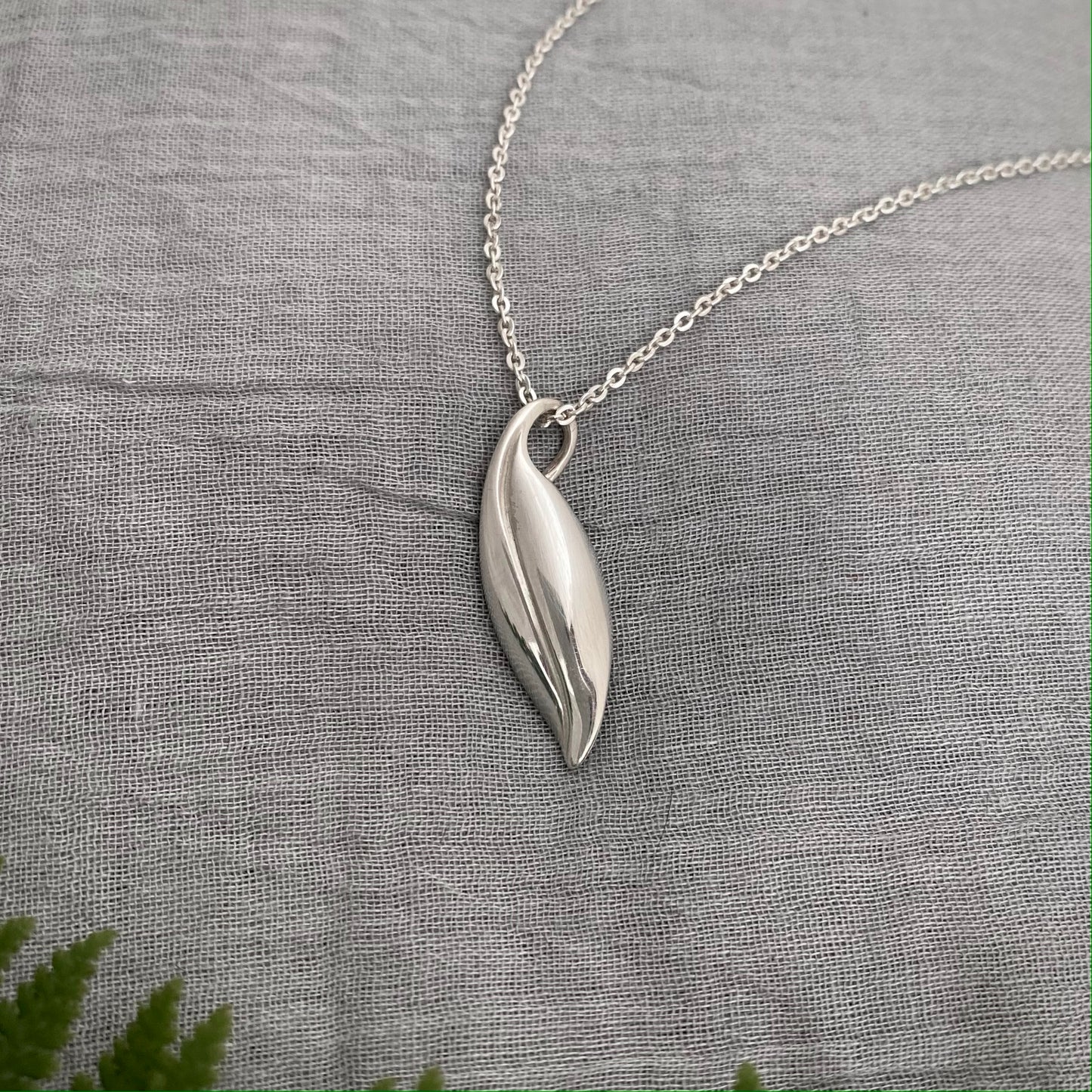 Sterling silver elegant leaf pendant necklace