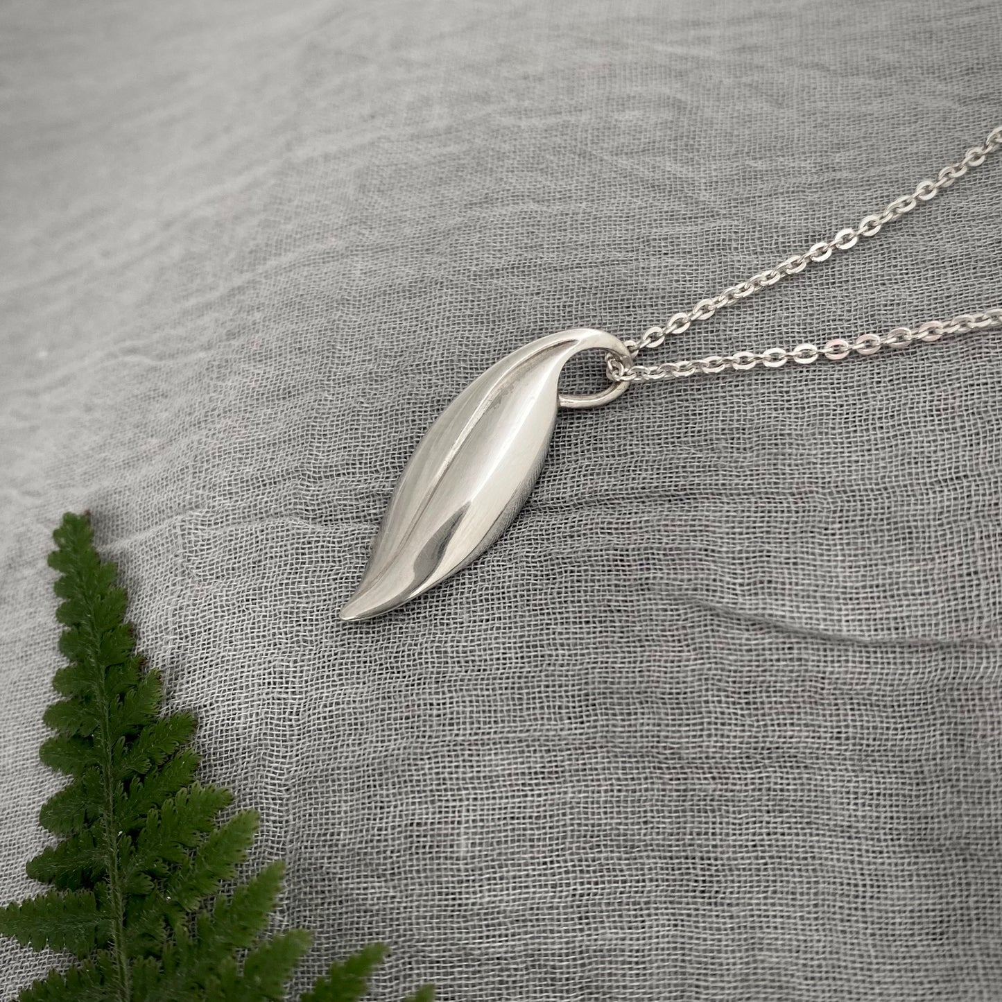 Sterling silver elegant leaf pendant necklace